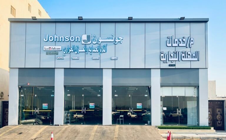 تنظيف مبنى تجاري كبير في تبوك