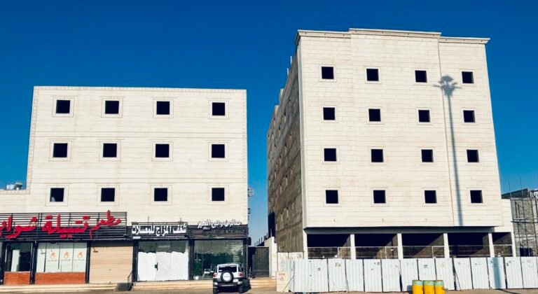 أعمال بناء مجمع سكني صغير في تبوك