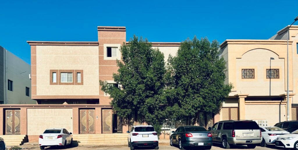 شموع تبوك للتطوير العقاري والمقاولات العامة نحن في شموع تبوك للتطوير العقاري والمقاولات العامة نؤمن بأن البناء ليس مجرد عملية تشييد، بل هو فن يعكس الرؤية والطموح. بخبرة تمتد لسنوات في قطاع التطوير العقاري والمقاولات، نقدم حلولاً متكاملة ومبتكرة تلبي تطلعات عملائنا في جميع أنحاء المملكة. نسعى لنكون الخيار الأول لكل من يبحث عن الجودة، الالتزام، والتميز.