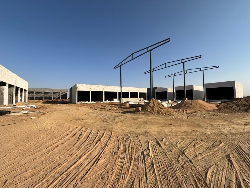 تركيب هياكل مظلات بمحطة وقود حي اليرموك بتبوك ضمن مراحل التنفيذ