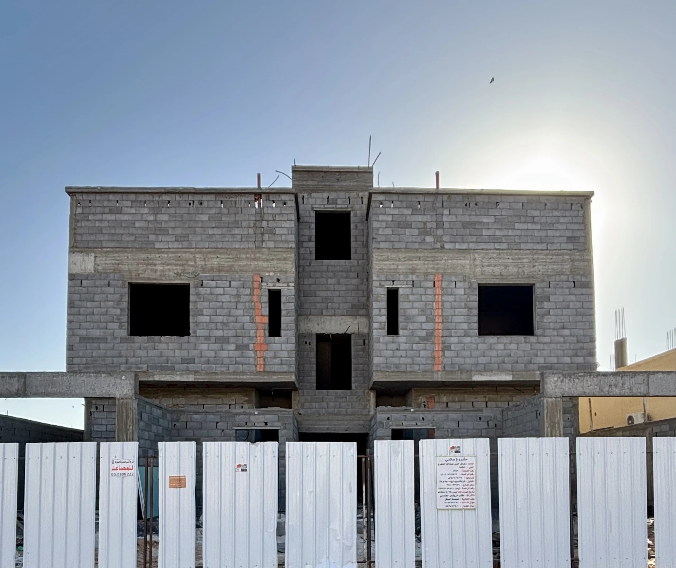 واجهة فيلا في تبوك بإضاءة ليلية بعد التشطيب