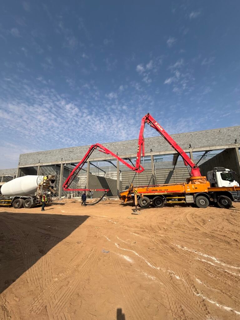  تركيب الهيكل المعدني للسقف في مباني محطة وقود حي اليرموك بتبوك