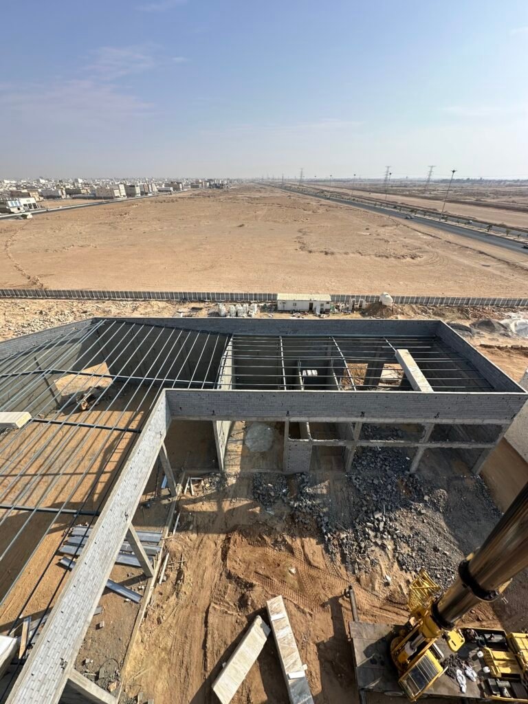  صب خرسانة بالمضخة في مشروع محطة وقود حي اليرموك بتبوك ضمن أعمال شموع تبوك