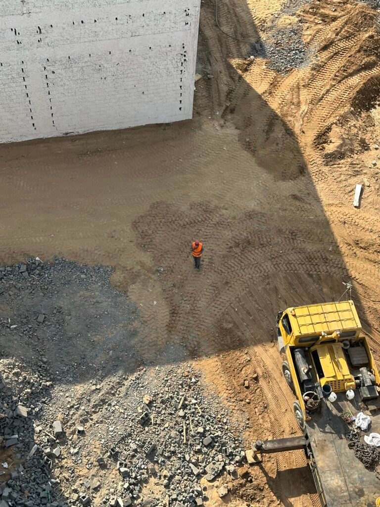 لقطة جوية لمبنى خدمات بمحطة وقود حي اليرموك بتبوك بعد تركيب السقف المعدني