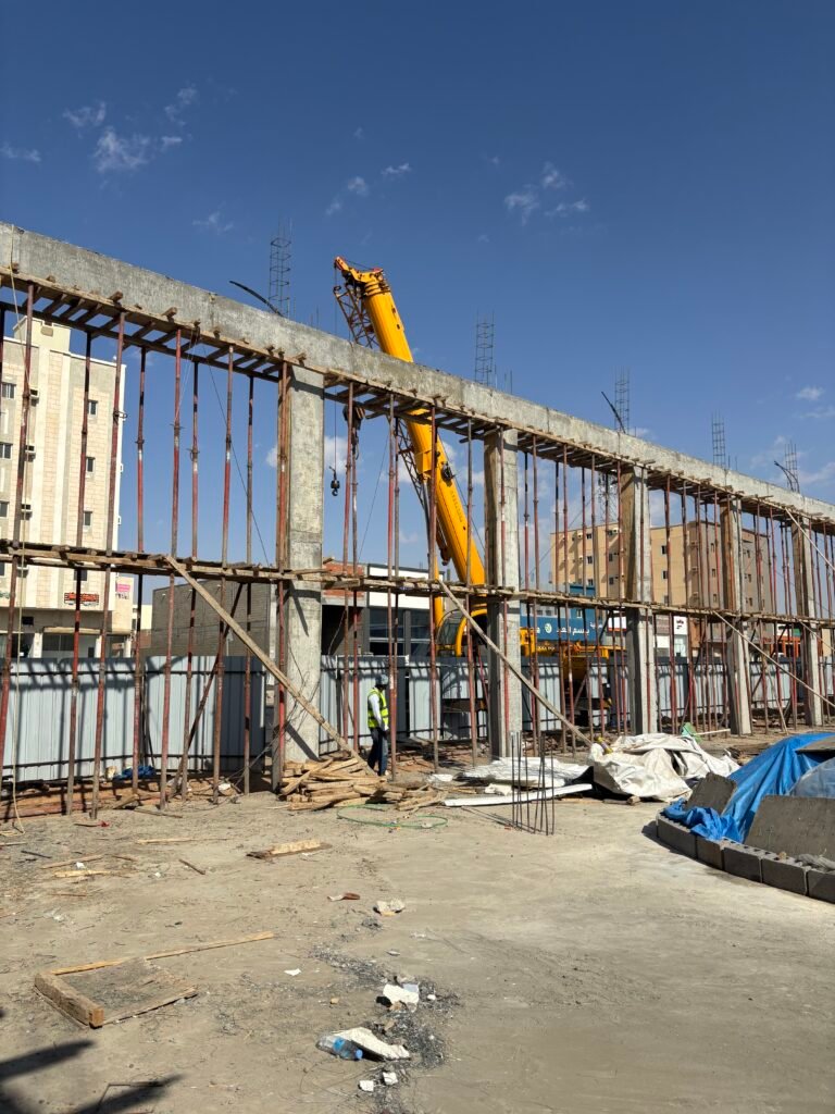 هيكل خرساني تحت التنفيذ مع شدات ودعائم - مثال على تأثير ضعف التخطيط وتغييرات التنفيذ على تأخير مشاريع البناء
