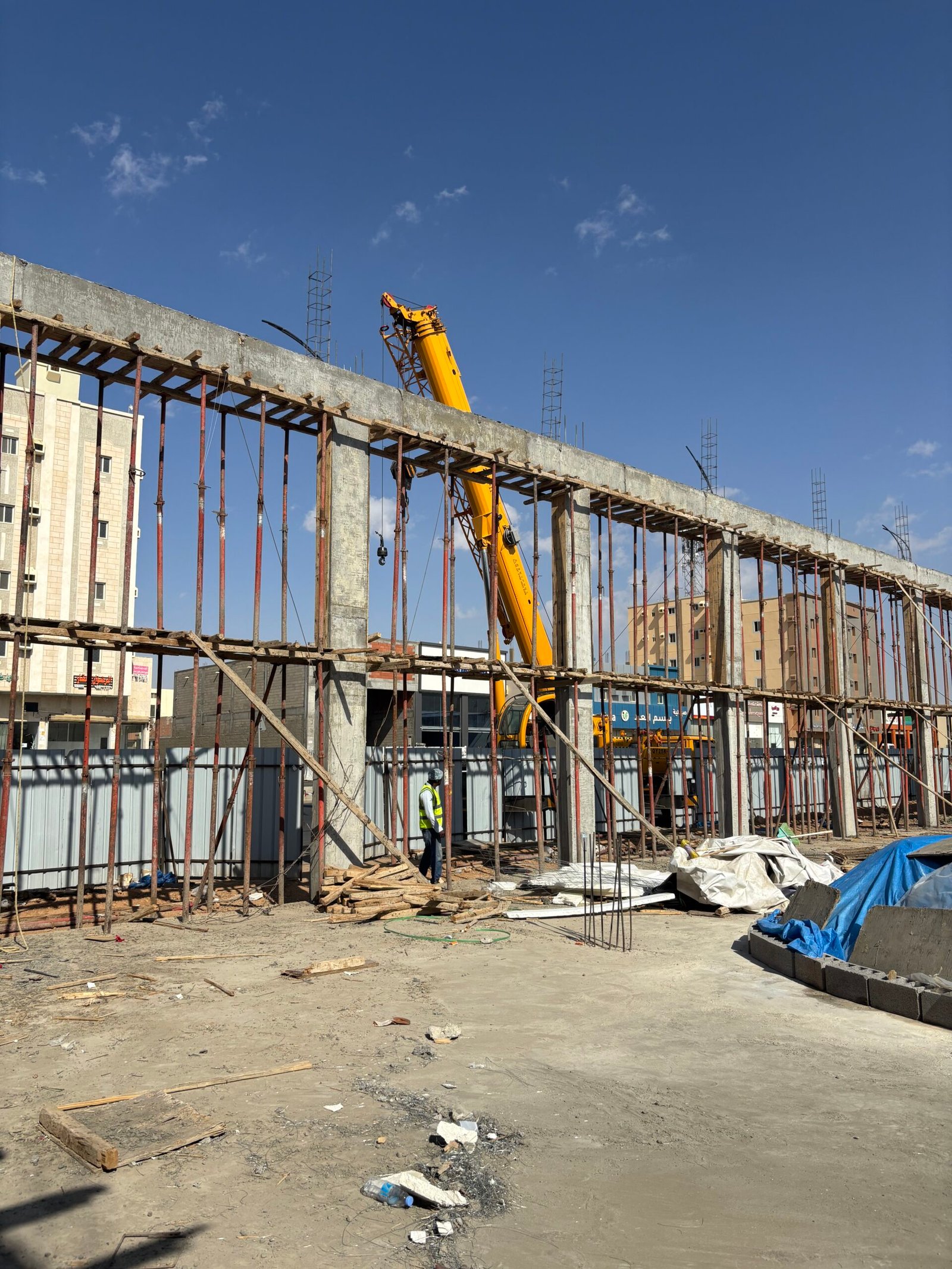 هيكل خرساني تحت التنفيذ مع شدات ودعائم - مثال على تأثير ضعف التخطيط وتغييرات التنفيذ على تأخير مشاريع البناء