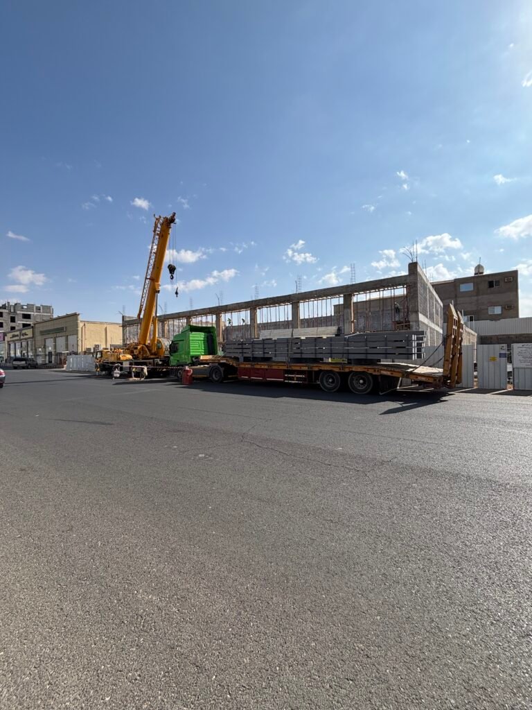 مشروع بناء تحت التنفيذ مع رافعة وشحنة مواد - يوضح أهمية التخطيط لمنع تأخير مشاريع البناء