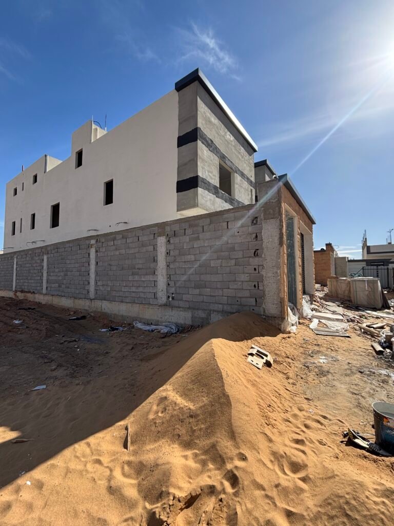 موقع بناء فيلا في تبوك مع أعمال خارجية وتجهيزات