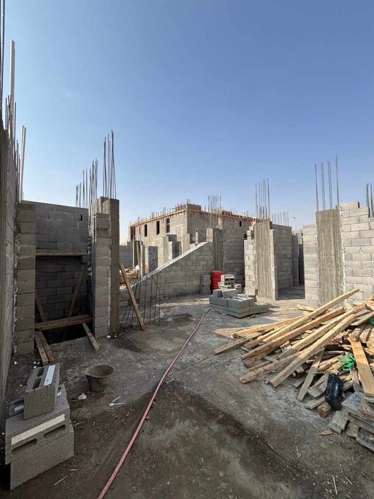 موقع بناء في تبوك – أعمال بلوك وأعمدة وتجهيزات تسليح