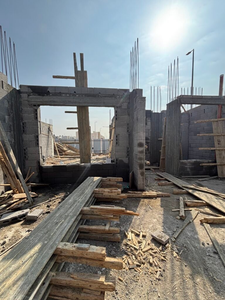 موقع بناء في تبوك – أعمدة وحديد تسليح وتجهيزات قبل الصب