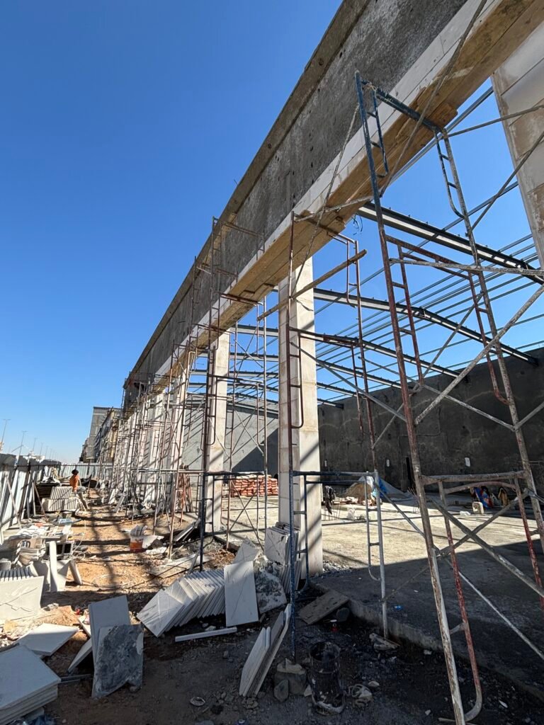 أعمال بناء تقليدي في موقع مشروع - سقالات وأعمال تركيب تعكس مراحل التنفيذ في البناء التقليدي