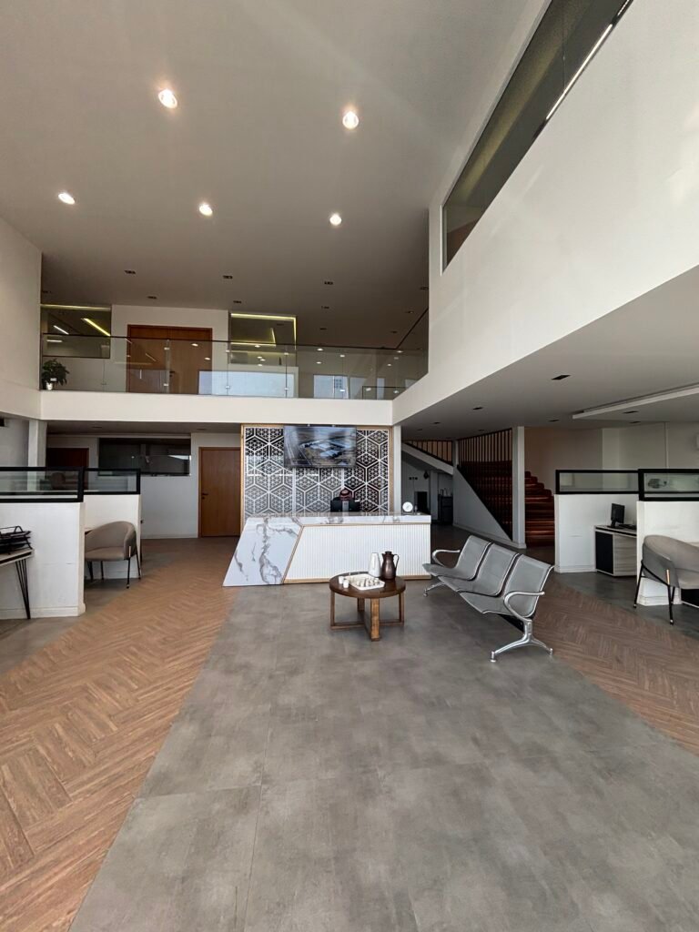 مكتب استقبال شركة مقاولات في تبوك من الداخل