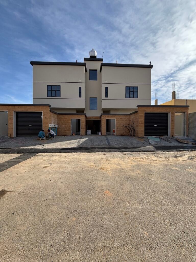 واجهة فيلا في تبوك بمرحلة متقدمة من التنفيذ