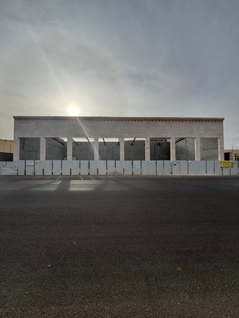 واجهة مشروع بناء في تبوك تحت التنفيذ - مثال واقعي للمقارنة بين البناء الجاهز والبناء التقليدي