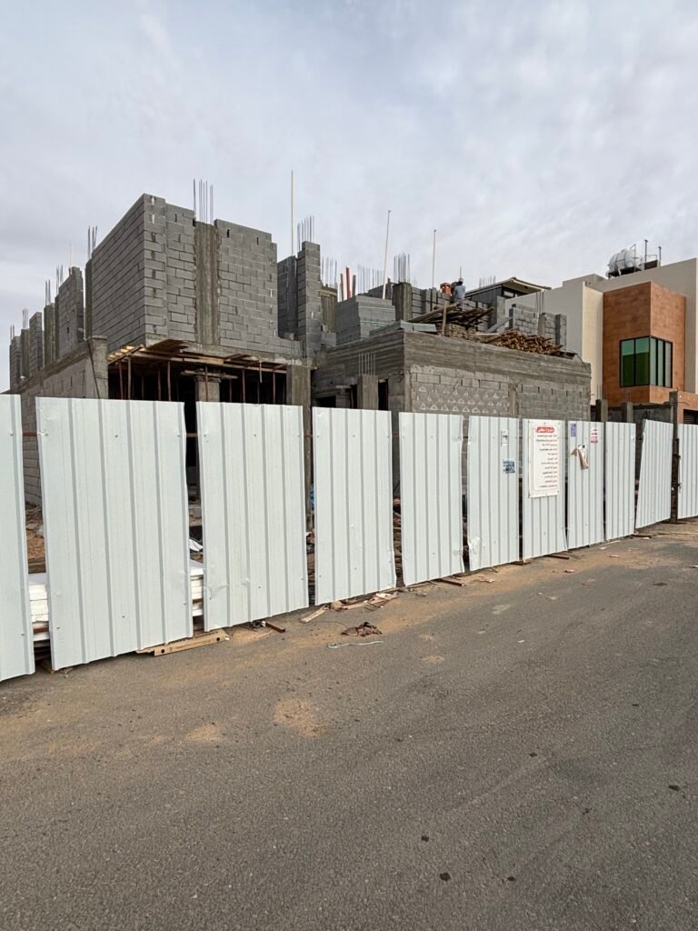 مرحلة العظم في تبوك – أعمال بلوك وحديد وتسليح في موقع بناء