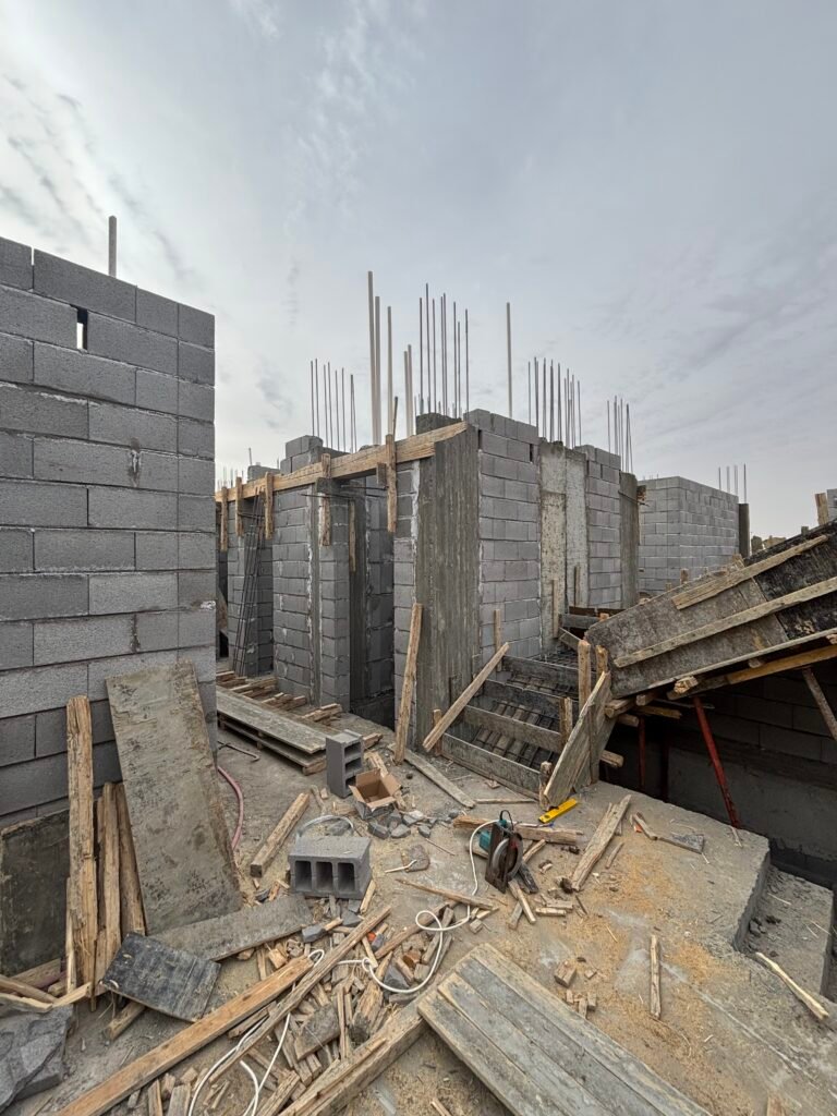 أعمال العظم في تبوك – تفاصيل تنفيذ داخلية قبل السقف والتشطيب