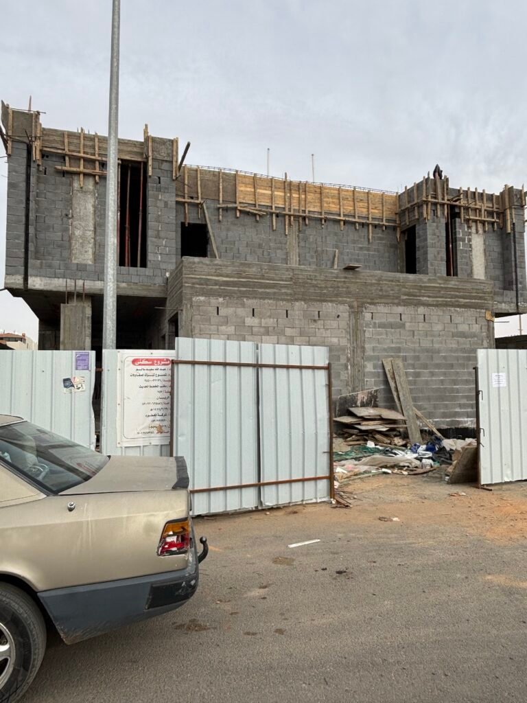 مشروع سكني تحت الإنشاء في تبوك – أعمال العظم وتجهيزات التنفيذ