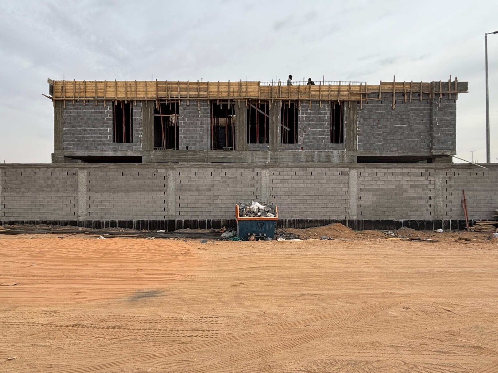 مقاول عظم في تبوك – مبنى تحت الإنشاء ومرحلة صب السقف