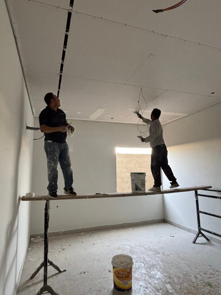 أعمال تشطيب داخلي وسقف جبس في فيلا بتبوك