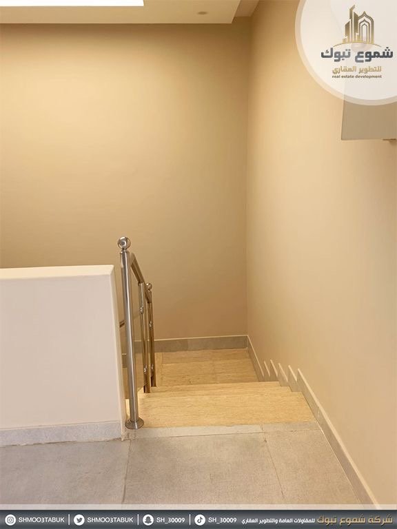 درج داخلي بتشطيب هادئ في تبوك — مثال عملي لتناسق لون الدهان مع الأرضيات
