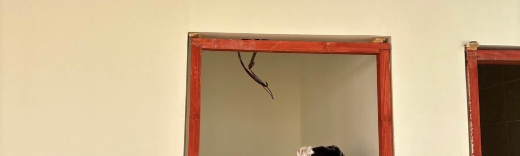 فني داخل مبنى سكني ينفذ أعمال كهرباء ضمن تجهيزات السلامة والاستعداد للطوارئ في المباني