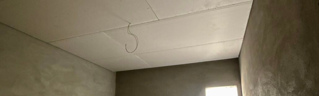 أعمال تمديد مواسير وتجهيزات كهربائية داخل موقع إنشاء وتجهيز بنية تحتية