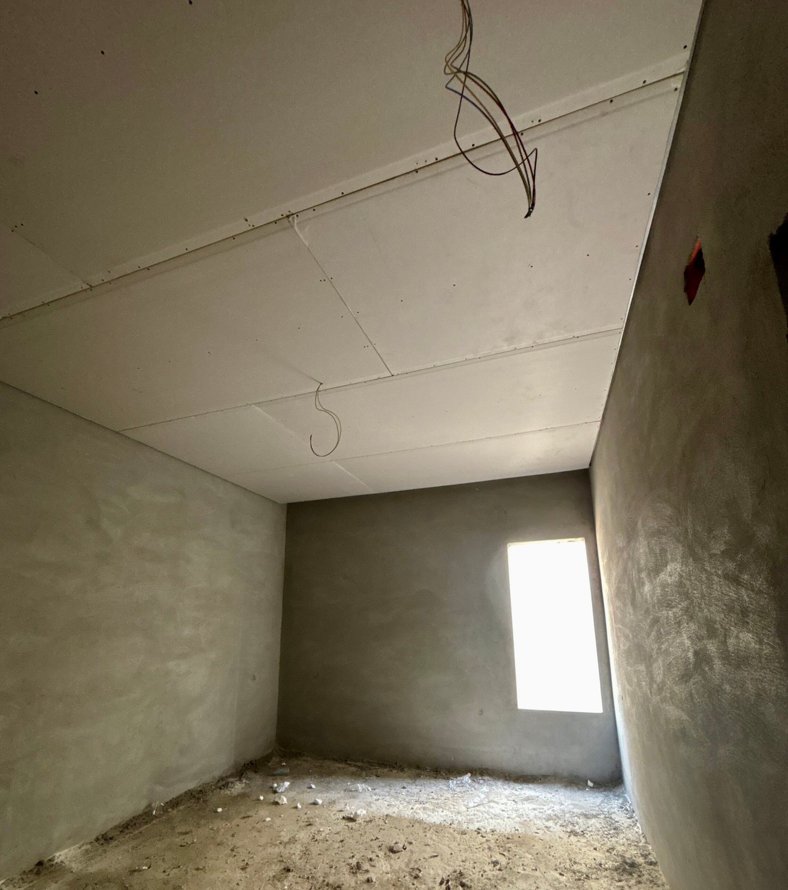 أعمال تمديد مواسير وتجهيزات كهربائية داخل موقع إنشاء وتجهيز بنية تحتية