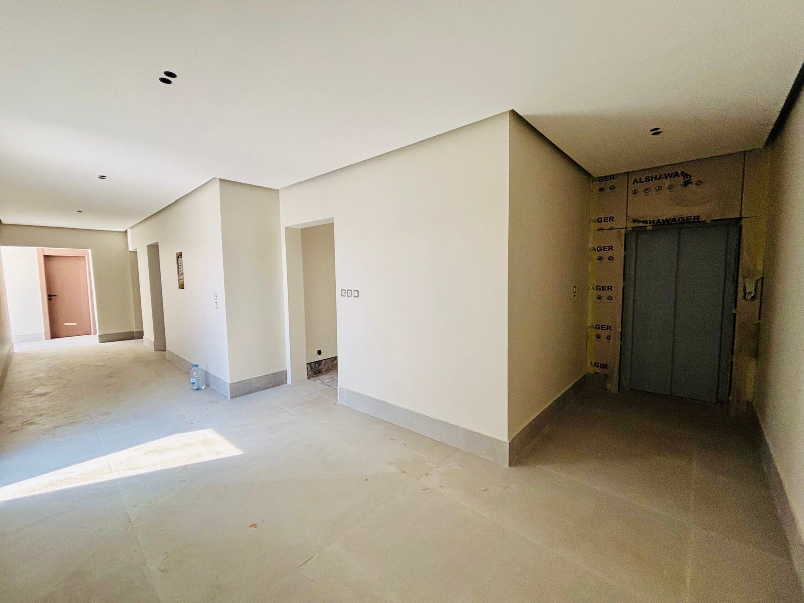 مدخل/منطقة تشطيب تحت التنفيذ في تبوك يوضح تأثير اختيار الأرضيات على تجربة المستخدم