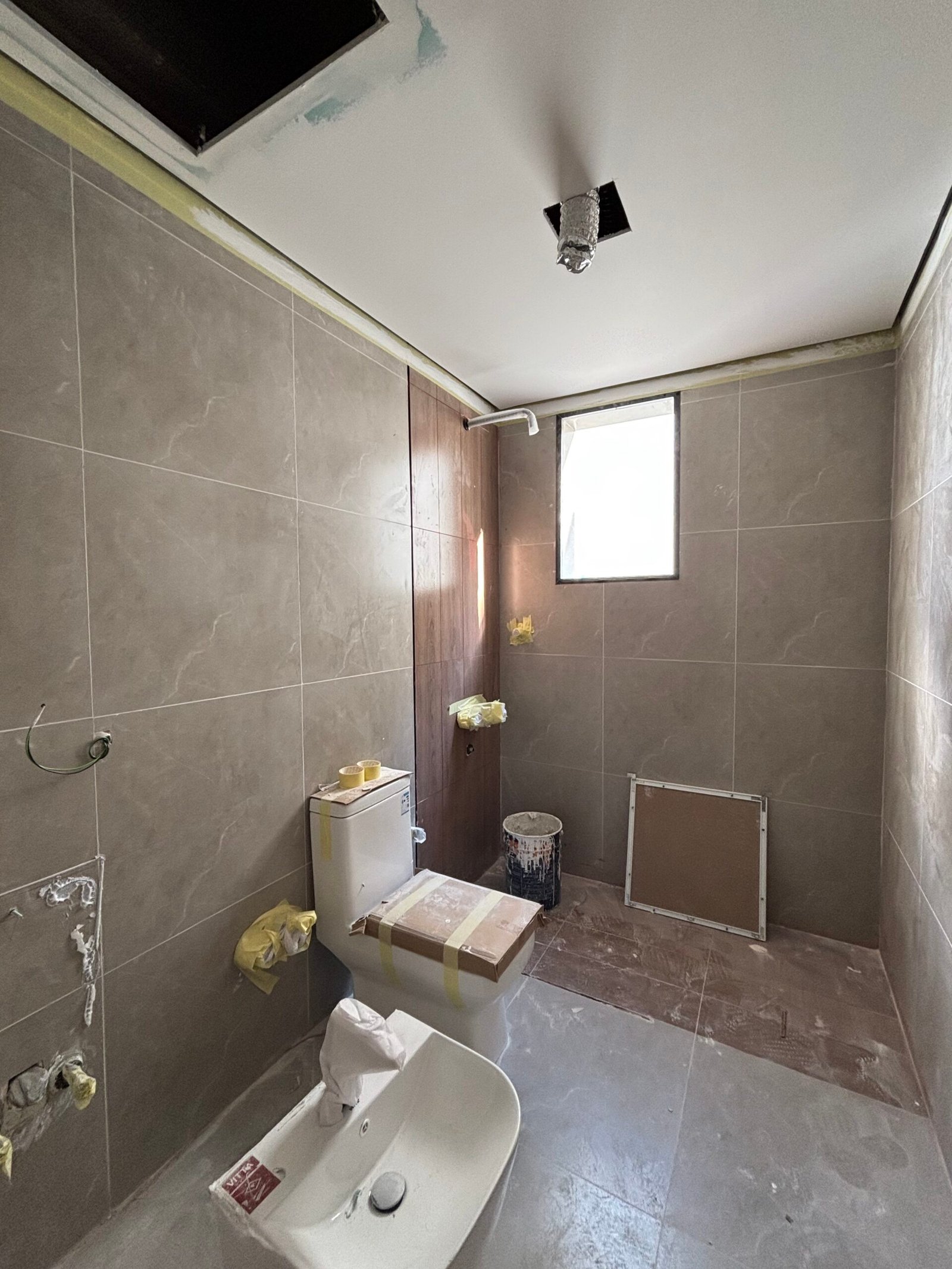 حمام بتشطيب حديث مع سقف جبس بورد وإضاءة وتجهيزات نهائية داخل المنزل