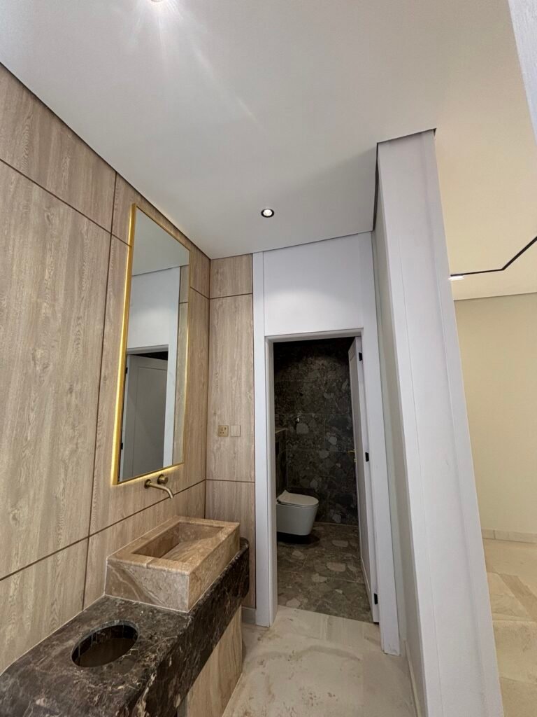 حمام بتشطيب حديث في تبوك يوضح جودة التشطيبات والمواد