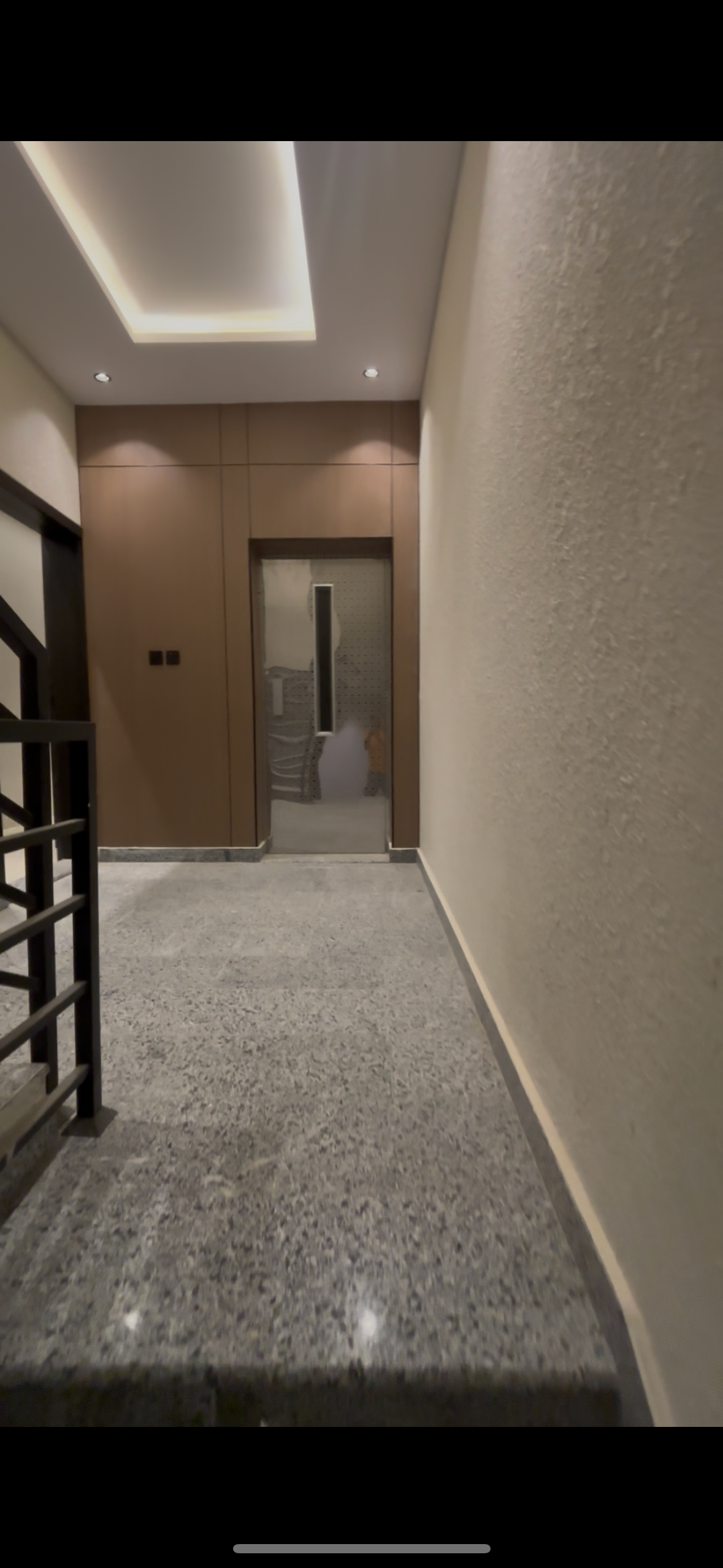 غرفة مع أرضية فاتحة وإضاءة سقف — مثال لاختيار ألوان دهانات 2026 للمساحات الواسعة