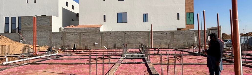 تشطيب السباكة في المنازل في منزل تحت الإنشاء مع تجهيزات المواسير الرأسية داخل الموقع