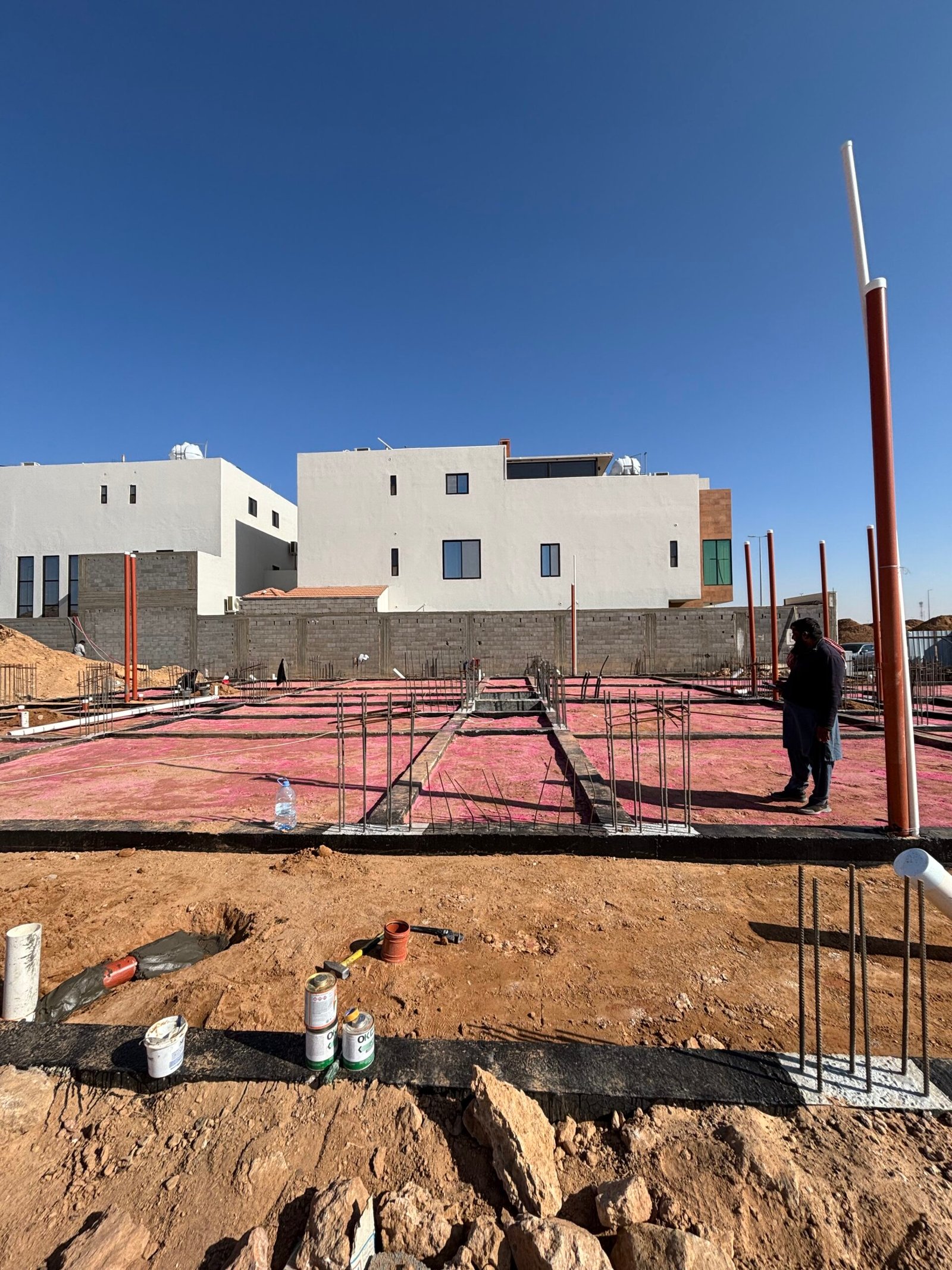 تشطيب السباكة في المنازل في منزل تحت الإنشاء مع تجهيزات المواسير الرأسية داخل الموقع