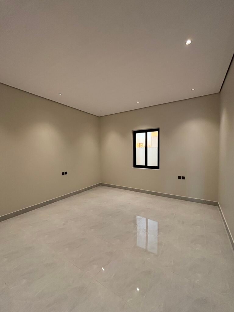 
غرفة بتشطيب حديث في تبوك مع سبوت لايت وإضاءة سقف — مثال مناسب لألوان دهانات 2026