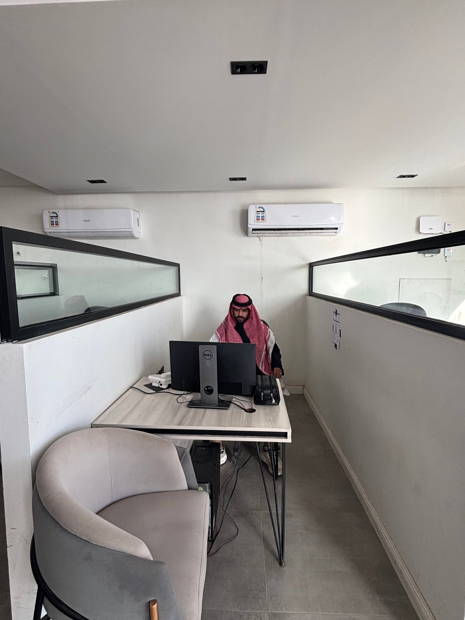 مدير مرافق داخل مكتب مجمع سكني في تبوك يتابع شؤون التشغيل والصيانة اليومية