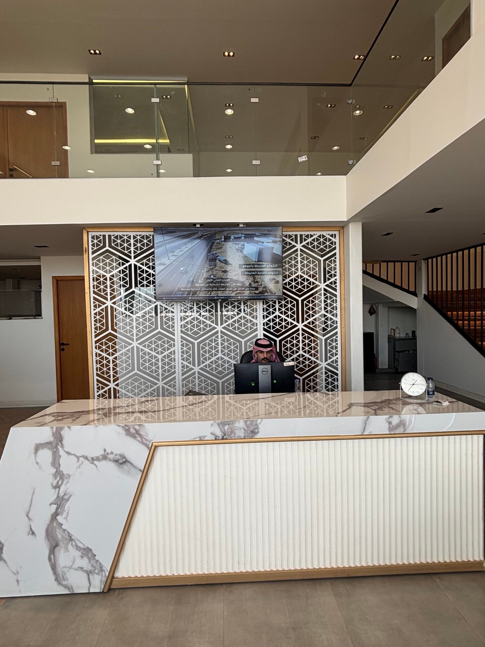 إدارة الأملاك في تبوك داخل مكتب استقبال ومتابعة تشغيل العقارات والخدمات اليومية