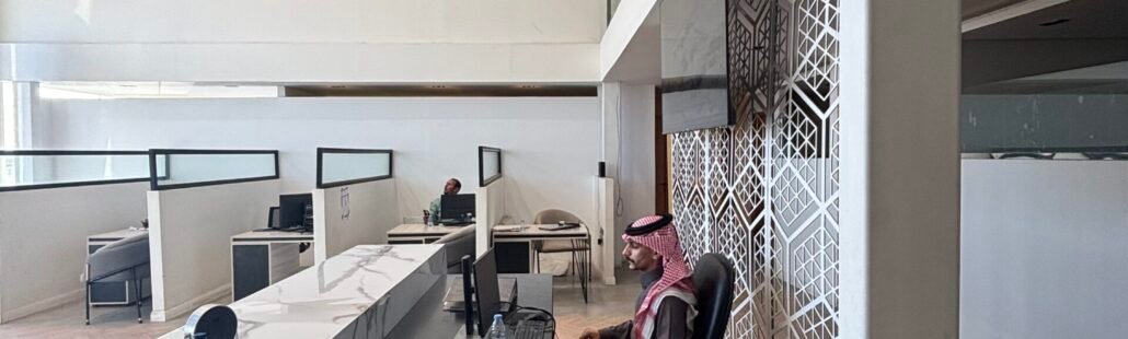 إدارة مرافق المجمعات السكنية في تبوك داخل مكتب تشغيل واستقبال بلاغات السكان