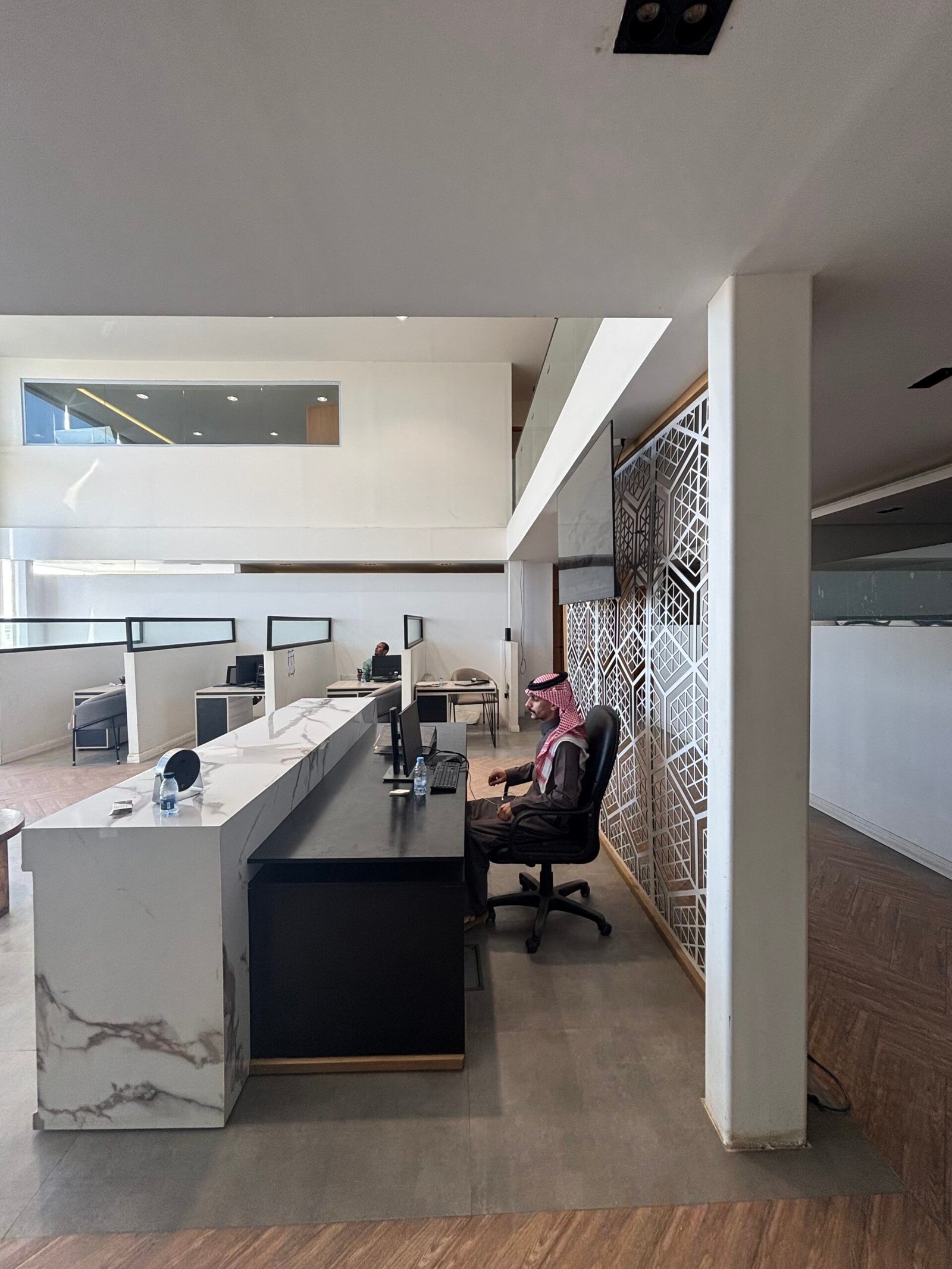 إدارة مرافق المجمعات السكنية في تبوك داخل مكتب تشغيل واستقبال بلاغات السكان