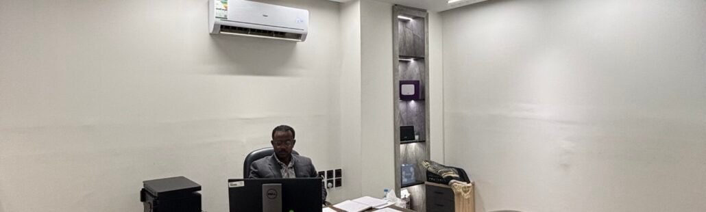 إدارة مرافق شاملة في السعودية إدارة مرافق شاملة في السعودية داخل مكتب تشغيل إداري لمتابعة الصيانة والخدمات اليومية