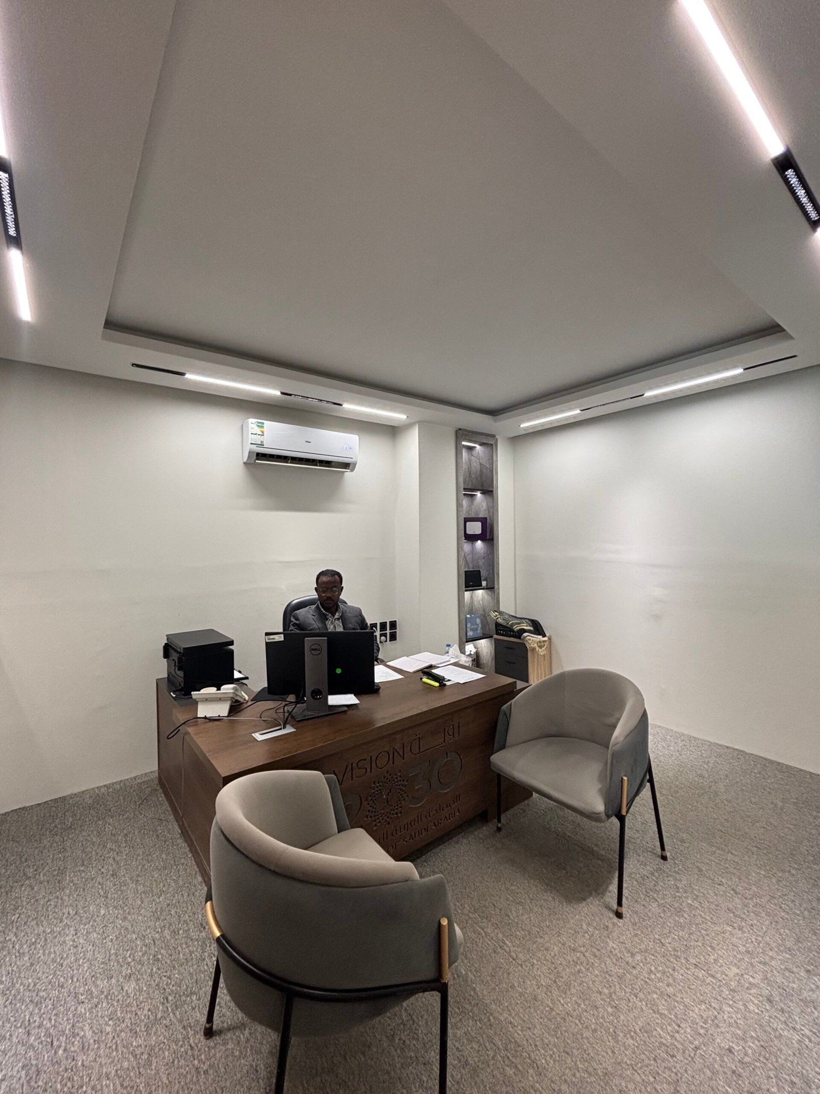 إدارة مرافق شاملة في السعودية داخل مكتب تشغيل إداري لمتابعة الصيانة والخدمات اليومية