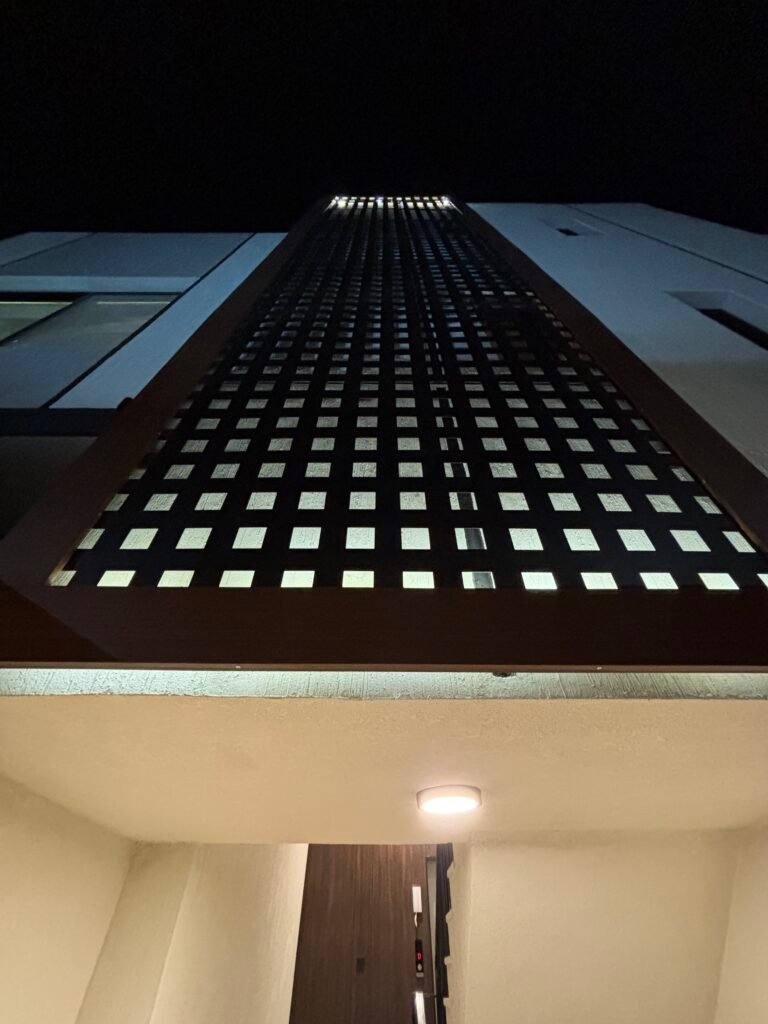 واجهة مبنى بتشطيب نهائي وإضاءة ليلية في تبوك