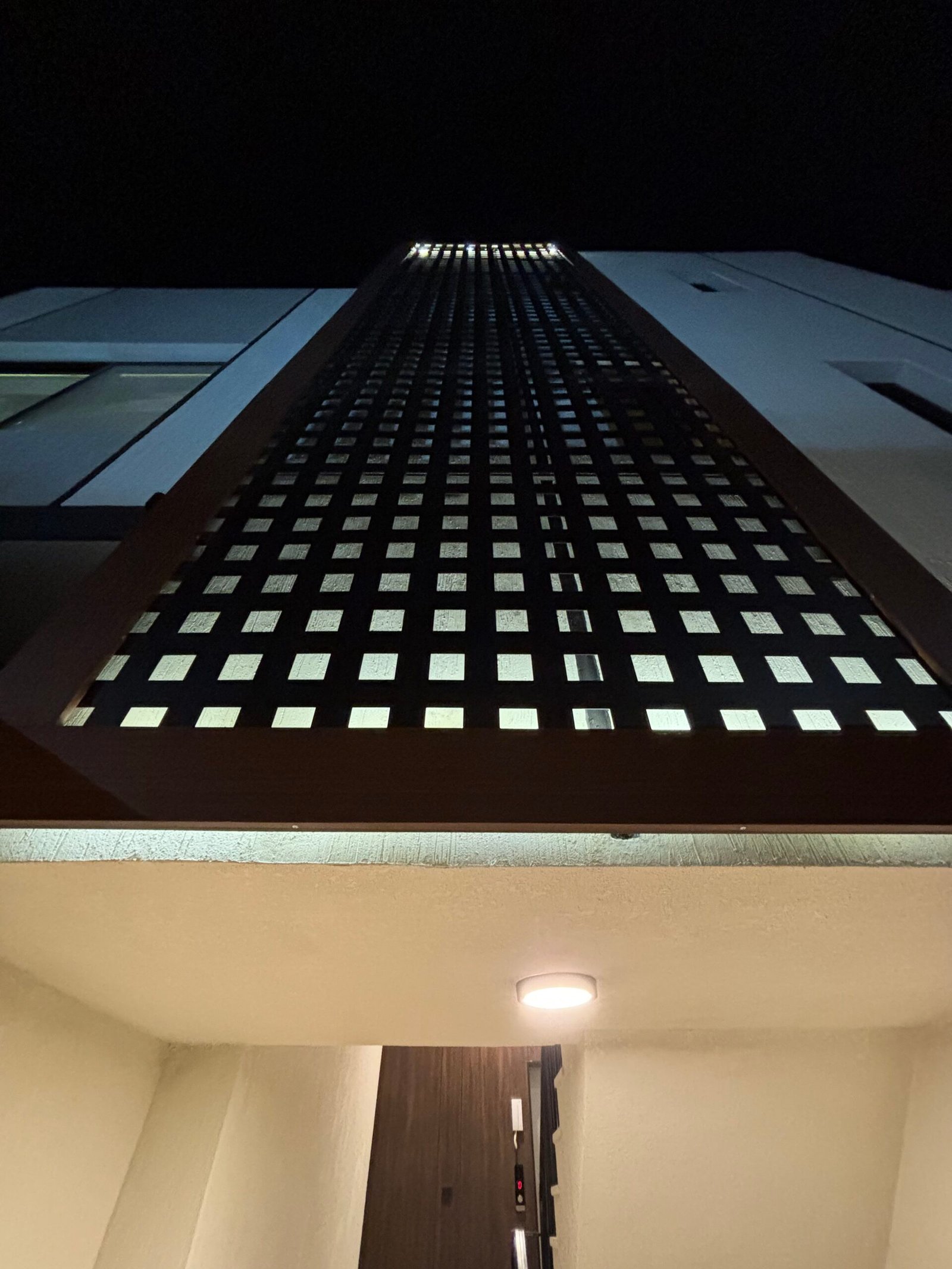 واجهة مبنى بتشطيب نهائي وإضاءة ليلية في تبوك