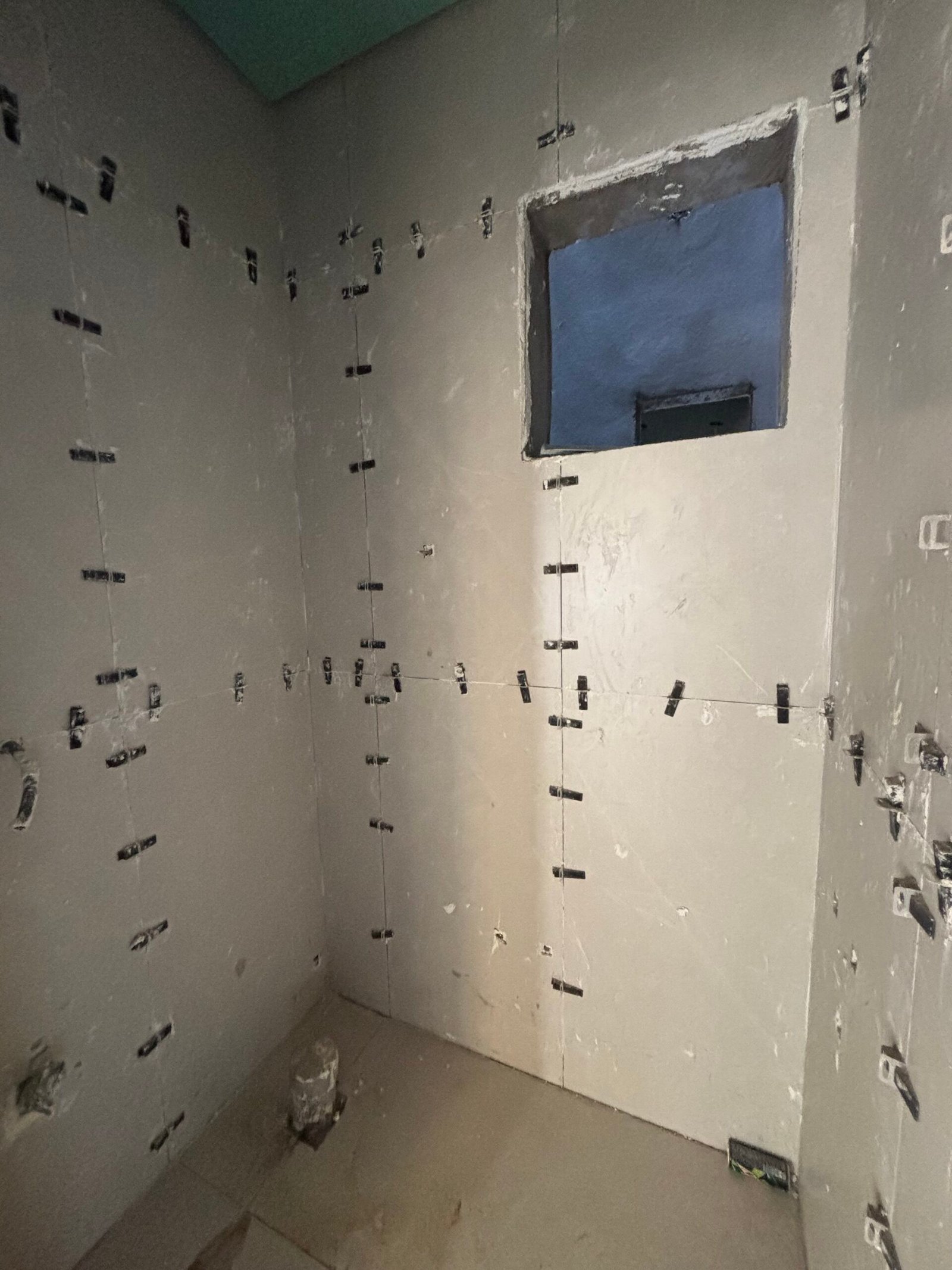 فحص التشطيبات الداخلية في الصيانة الدورية فحص وتركيب بلاط الجدران داخل دورة مياه ضمن أعمال الصيانة الدورية والتشطيبات