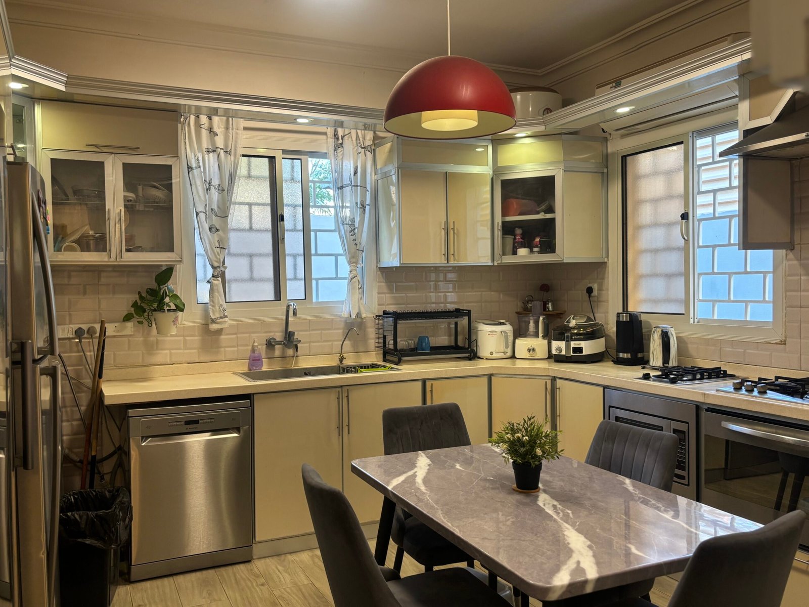 شموع تبوك للتطوير العقاري والمقاولات العامة نحن في شموع تبوك للتطوير العقاري والمقاولات العامة نؤمن بأن البناء ليس مجرد عملية تشييد، بل هو فن يعكس الرؤية والطموح. بخبرة تمتد لسنوات في قطاع التطوير العقاري والمقاولات، نقدم حلولاً متكاملة ومبتكرة تلبي تطلعات عملائنا في جميع أنحاء المملكة. نسعى لنكون الخيار الأول لكل من يبحث عن الجودة، الالتزام، والتميز.