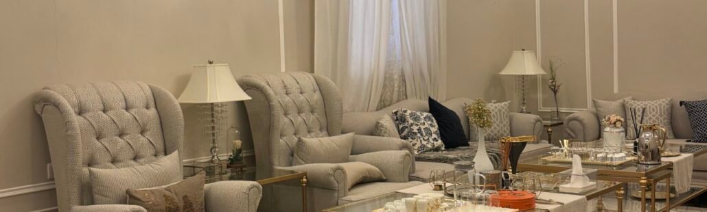 خفض استهلاك الكهرباء في المباني مجلس داخلي بتشطيب راق وإنارة متعددة داخل مبنى سكني مع إمكانية تحسين كفاءة استهلاك الكهرباء