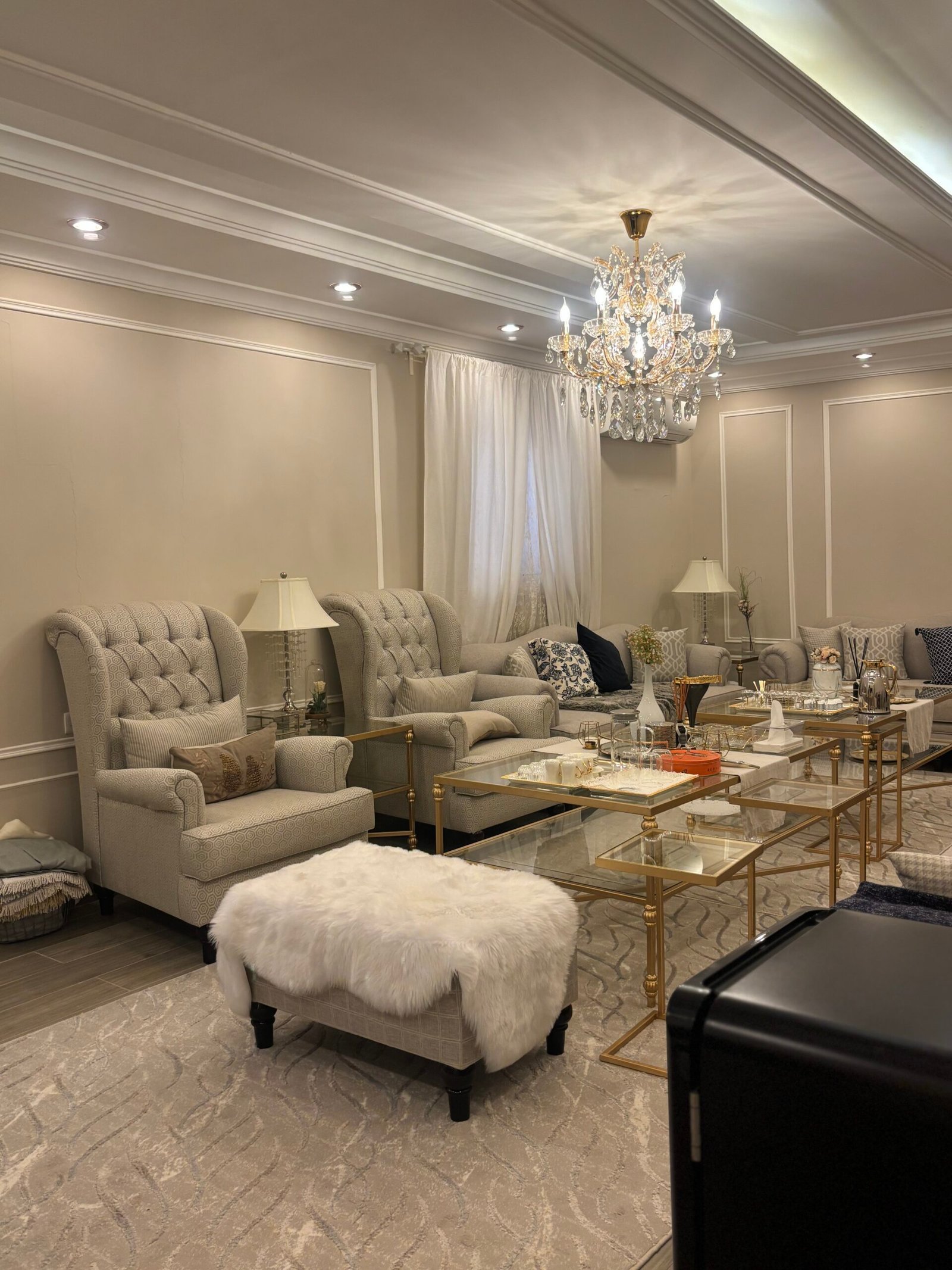 خفض استهلاك الكهرباء في المباني مجلس داخلي بتشطيب راق وإنارة متعددة داخل مبنى سكني مع إمكانية تحسين كفاءة استهلاك الكهرباء