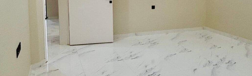 غرفة بأرضية بورسلان رخامي في تبوك توضح الفرق بين البورسلان والسيراميك من حيث الشكل