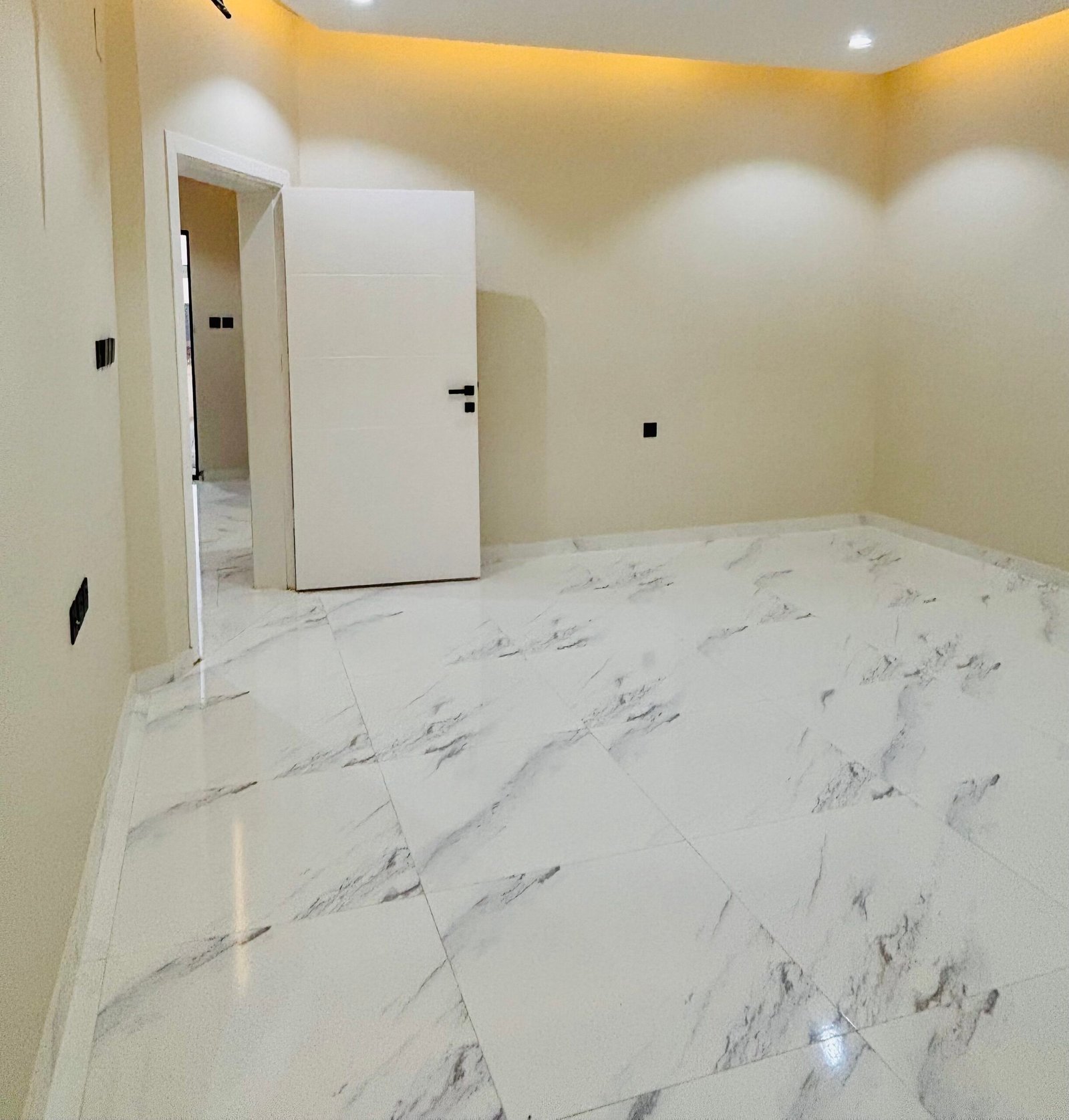 غرفة بأرضية بورسلان رخامي في تبوك توضح الفرق بين البورسلان والسيراميك من حيث الشكل