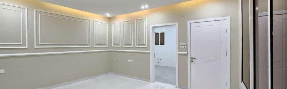 تشطيب داخلي نهائي لغرفة مع ديكورات جبس وإضاءة في تبوك