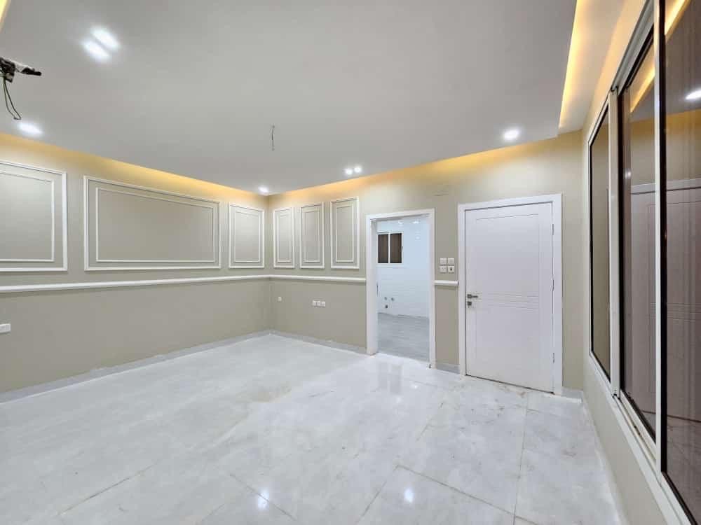 تشطيب داخلي نهائي لغرفة مع ديكورات جبس وإضاءة في تبوك